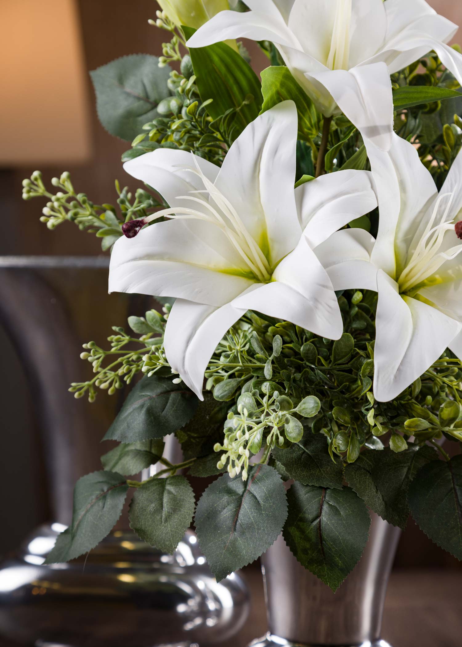 Verde-realistico-e-bellezza-del-Lilium-bianco-o-giglio-artificiale-che-sembra-vero