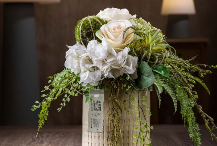 Vista generale del bouquet di fiori artificiali con ortensie finte, rose e verde realistico, un complemento d'arredo elegante e raffinato per qualsiasi ambiente.