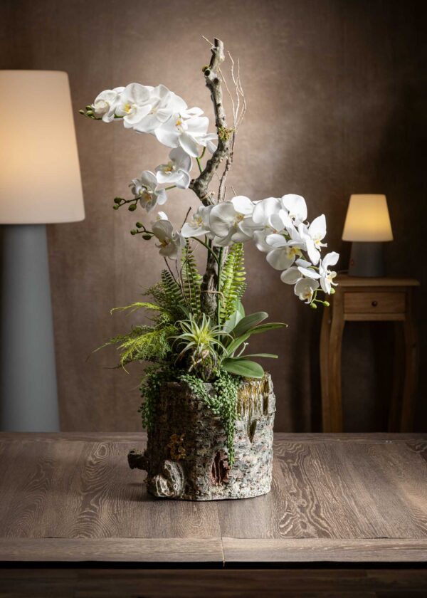 Vista frontale intera – composizione realistica di orchidee artificiali in vaso con dettagli di foglie e fiori
