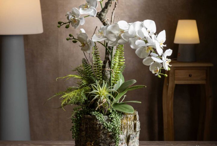 Vista frontale intera – composizione realistica di orchidee artificiali in vaso con dettagli di foglie e fiori