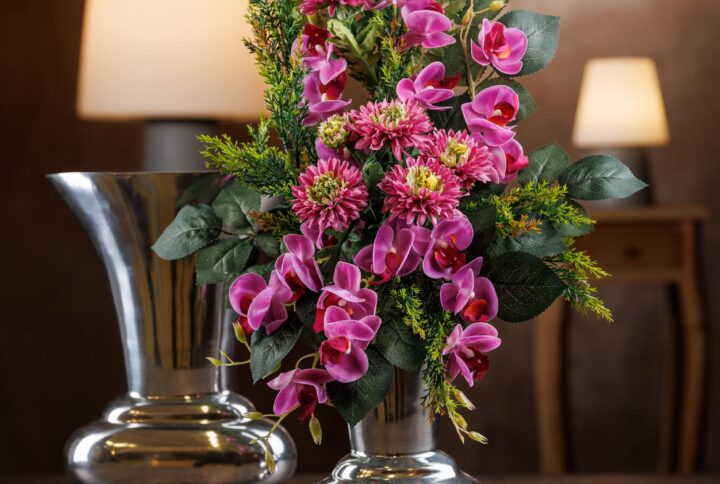 Composizione per cimitero con orchidee fuxia - Vista frontale - Una splendida composizione di fiori, con orchidee fuxia, rose e verde del fogliame.