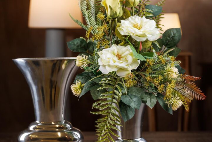 Vista frontale del bouquet di fiori artificiali con rose anticate. Il bouquet è composto da rose anticate gialle, fiori secondari, bacche e foglie verdi realistiche. - Bouquet fiori artificiali, rose anticate, omaggio floreale