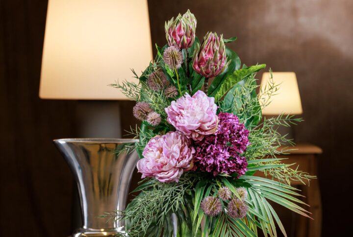 Vista frontale del bouquet di fiori finti per cimitero. Il bouquet è composto da peonie rosa, bacche e verde assortito. - Bouquet fiori finti per cimitero, peonie, rosa, bacche, verde