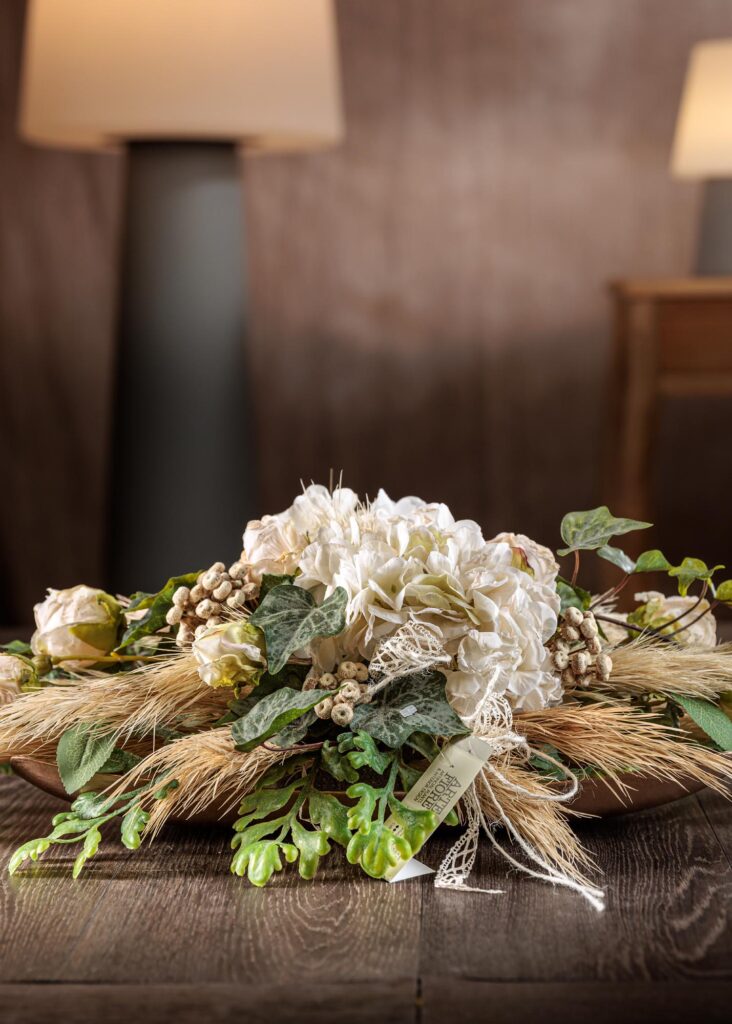 Composizione di fiori artificiali finti con ortensie pampas bacche in vaso basso