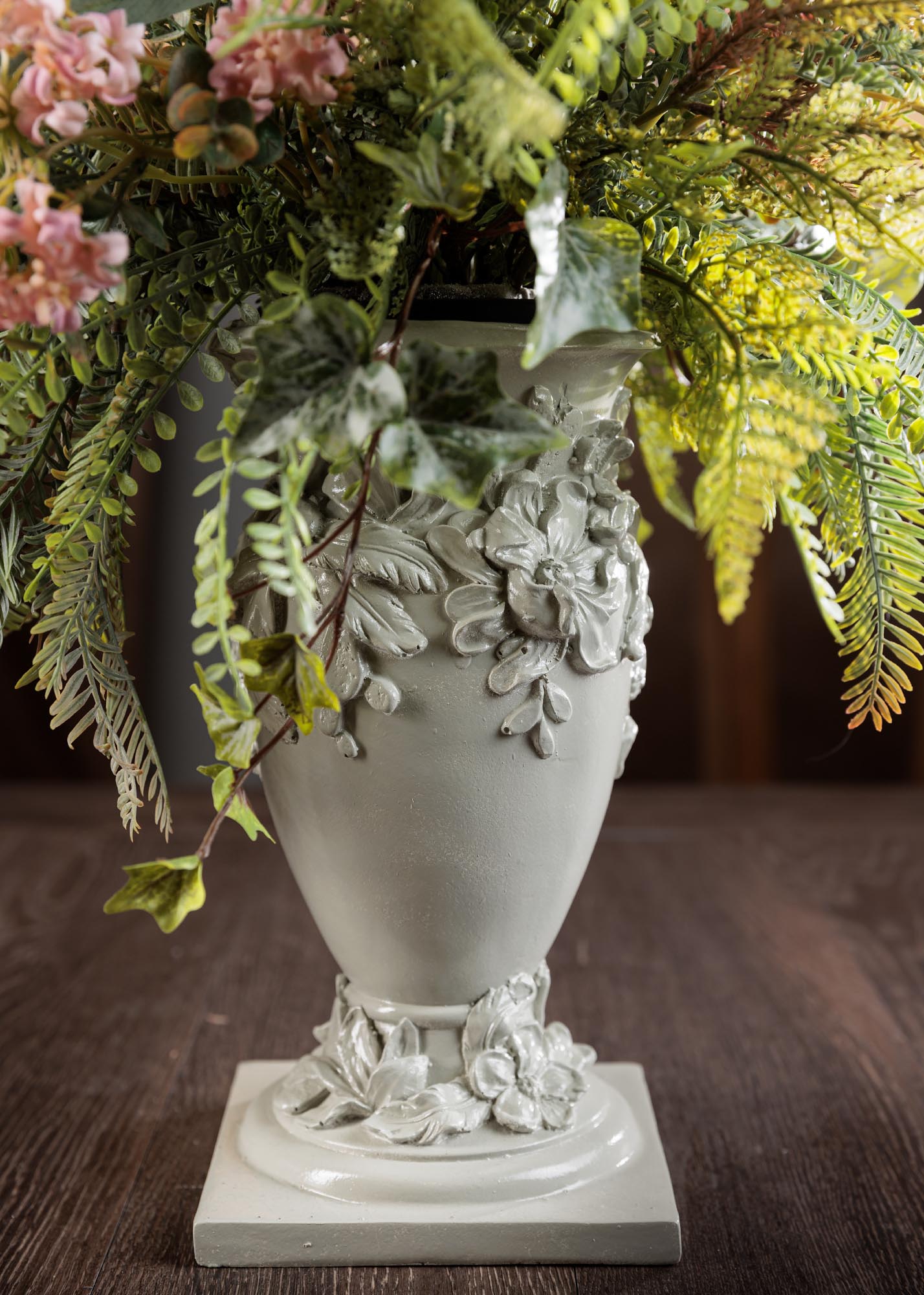 Composizione di fiori artificiali con fiori e verde assortito in vaso  decorato - Arte Fiore