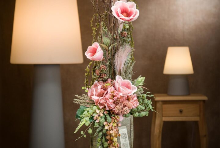 Composizione di fiori artificiali con Peonie, Pampas e Ortensie rosa piccola vista frontale
