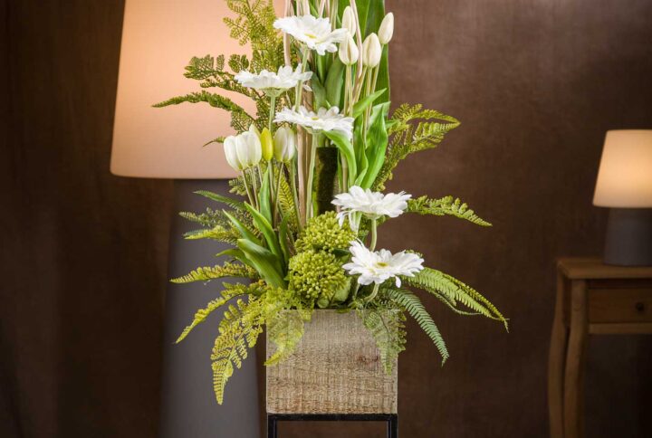 Composizione di fiori artificiali con Gerbere e tulipani bianchi in primo piano