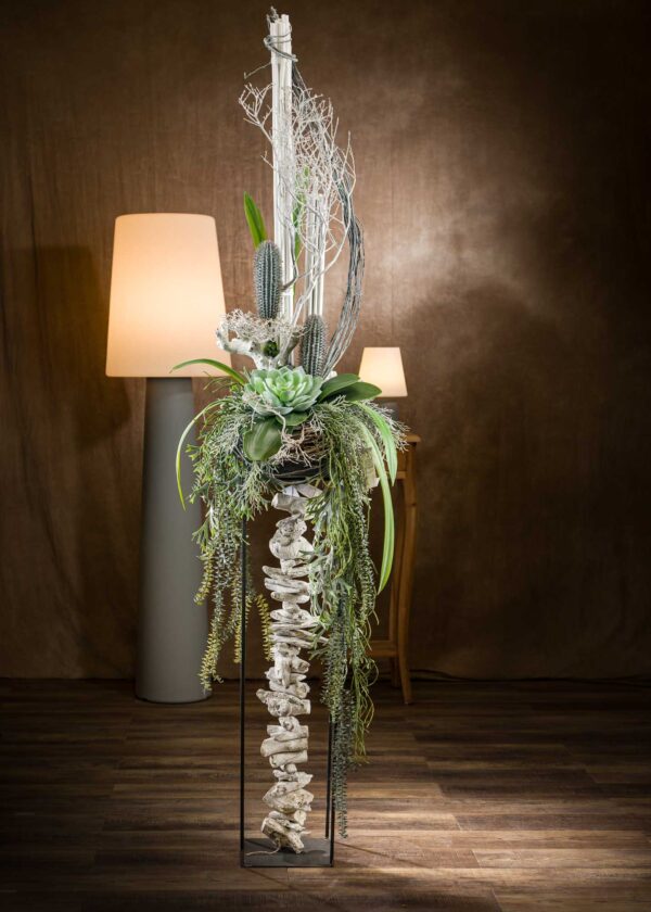 Primo piano della composizione di fiori finti shabby