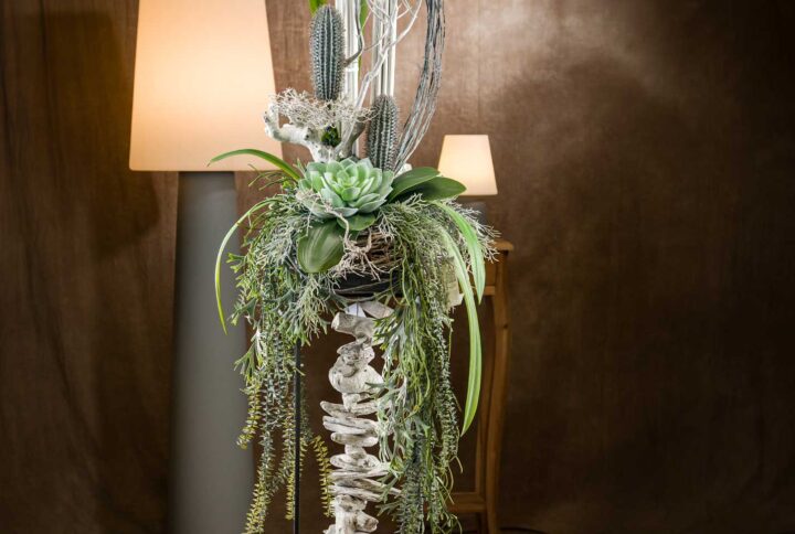 Primo piano della composizione di fiori finti shabby