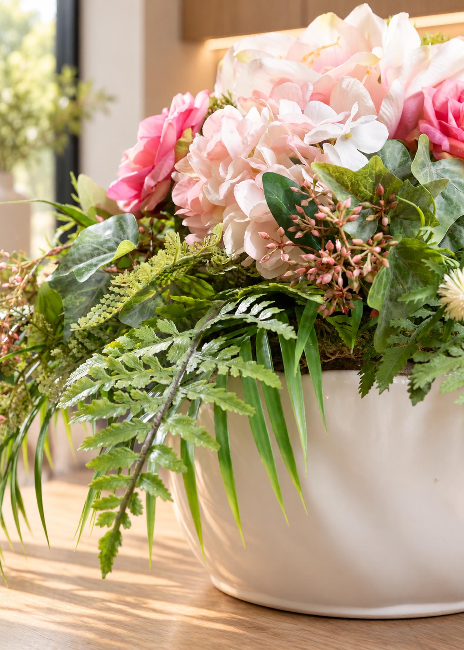 Fiori rosa e avorio con edera e felci, dettaglio Arte Fiore