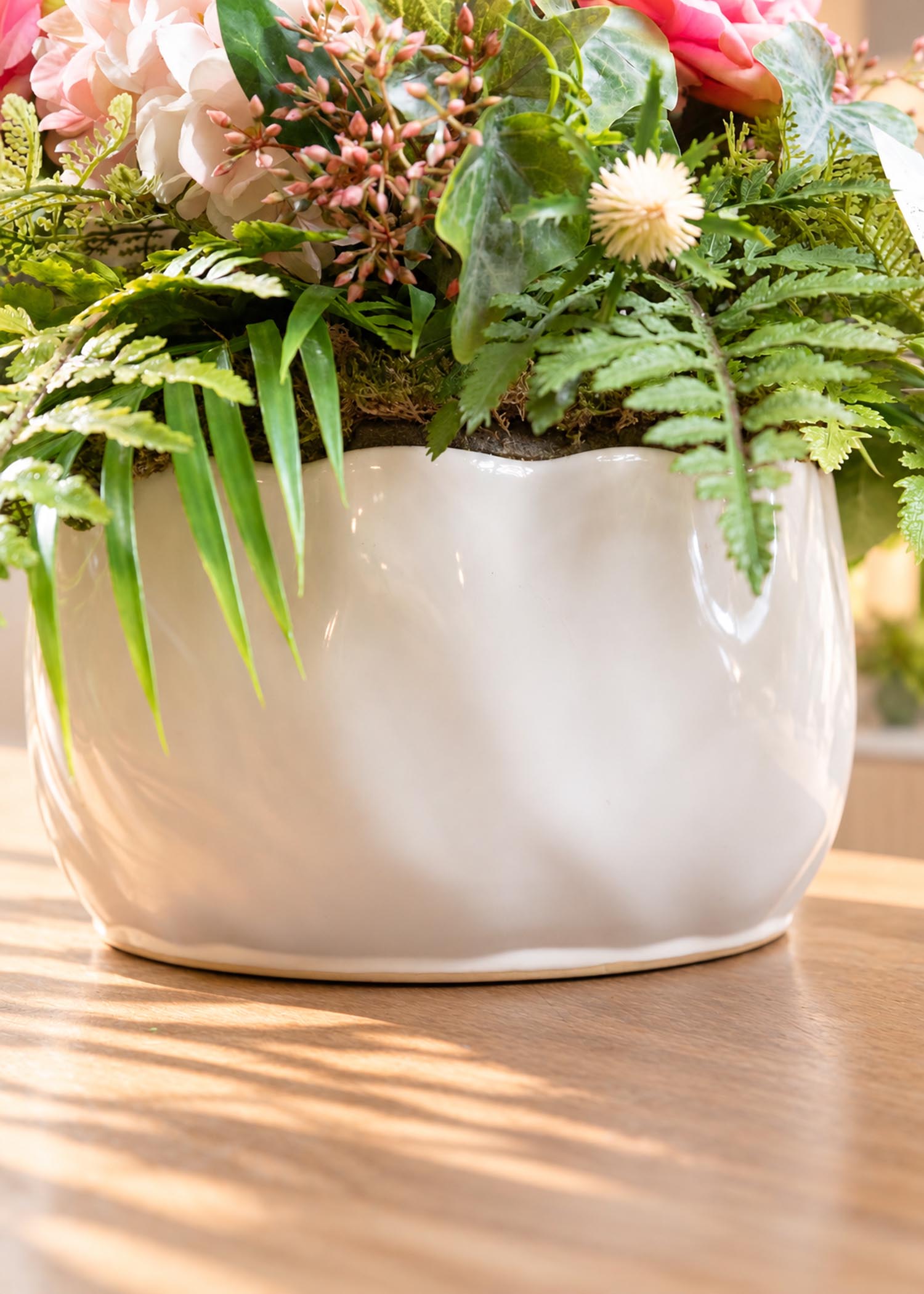 Vaso in ceramica bianca e verde ricadente, dettaglio Arte Fiore