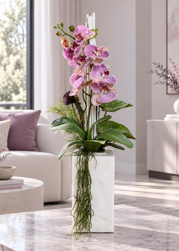 Composizione con orchidee artificiali Real Touch screziate, canette bianche e verde ricadente nel vaso in ceramica, vista completa.