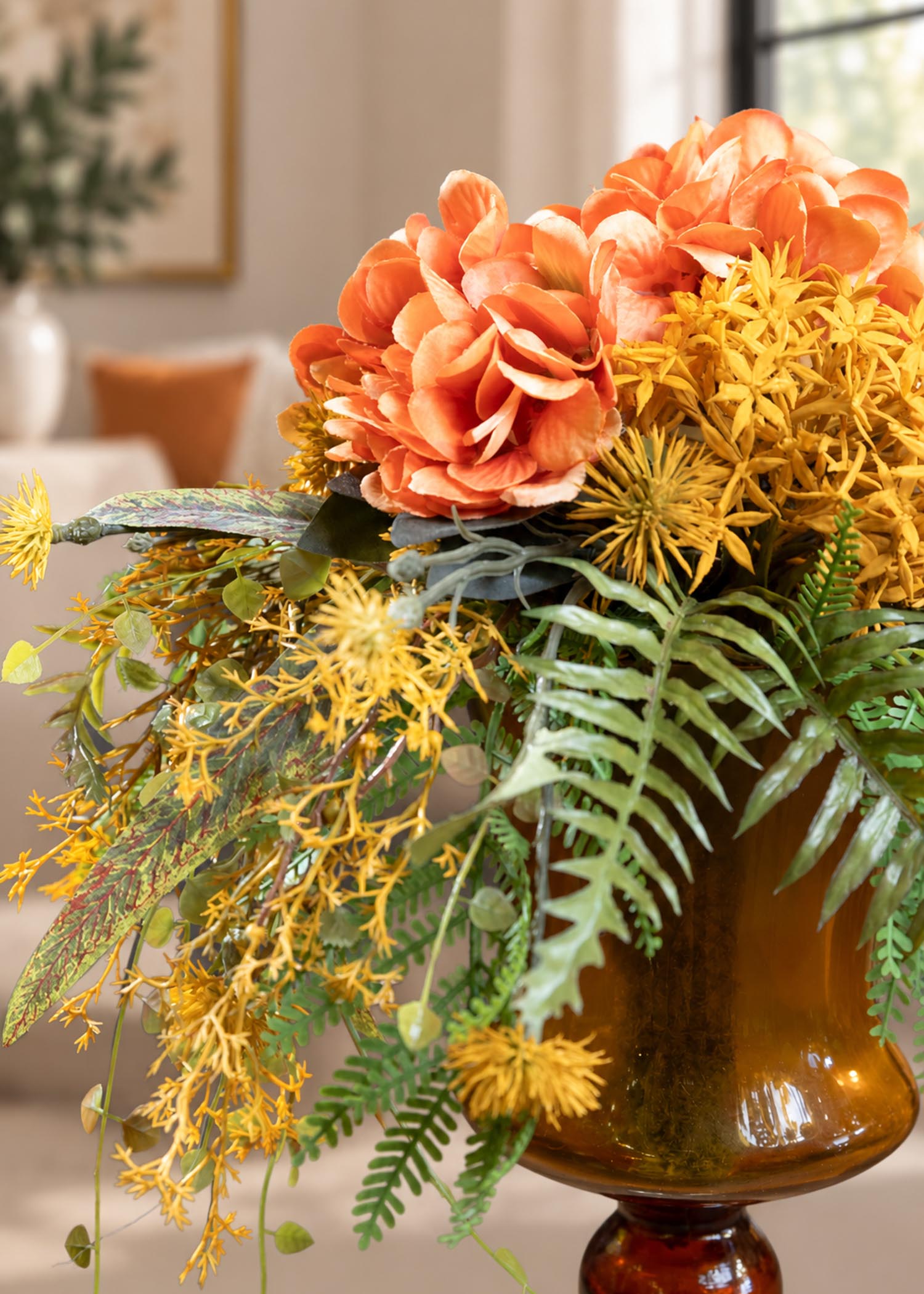 Fiori arancio, dettagli gialli e felci, particolare Arte Fiore