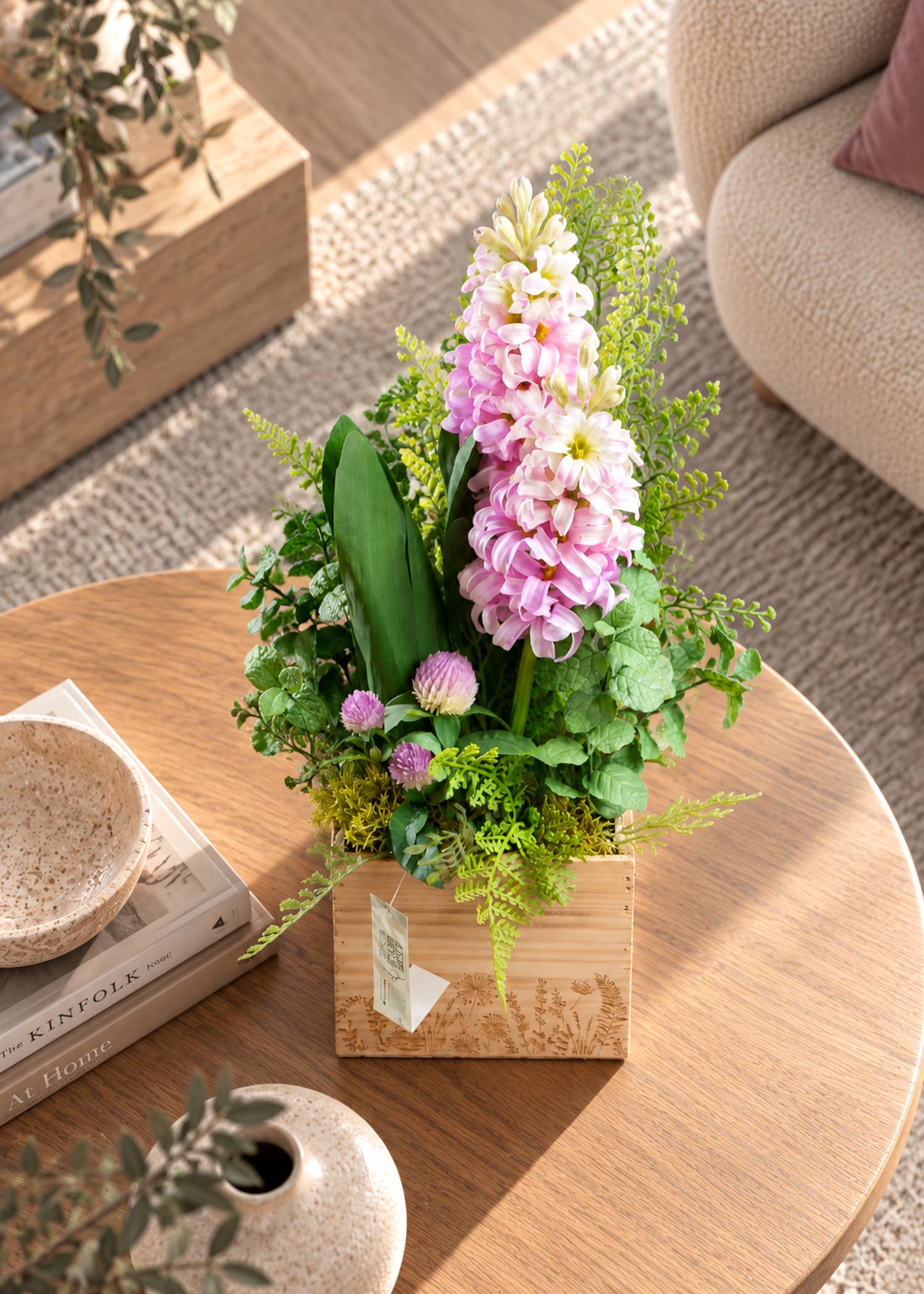 Composizione di fiori artificiali in vaso di legno Arte Fiore, vista dall’alto