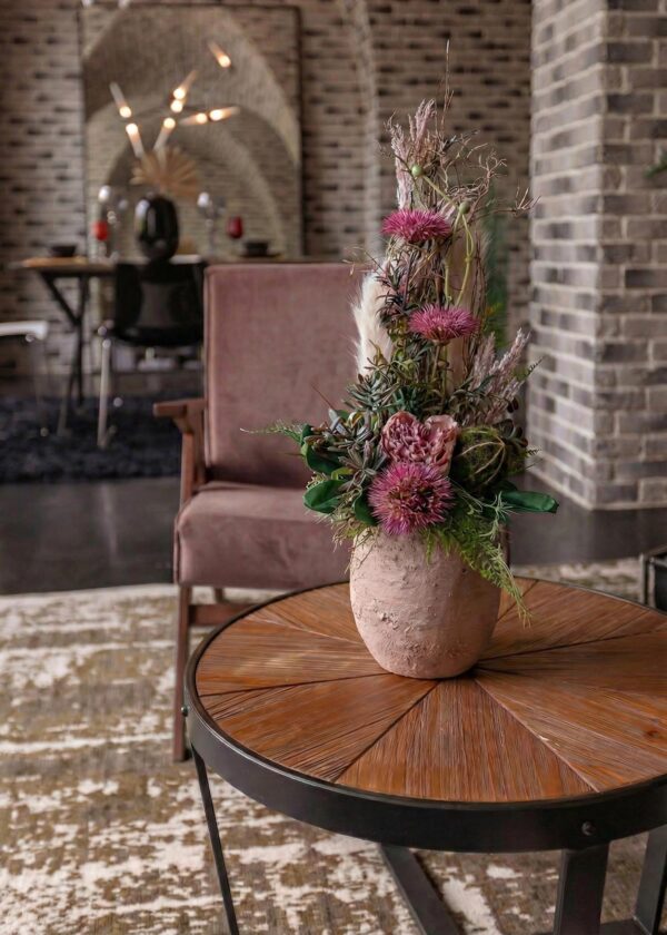 Composizione di fiori artificiali per arredamento Arte Fiore ambientata su tavolino in stile contemporaneo