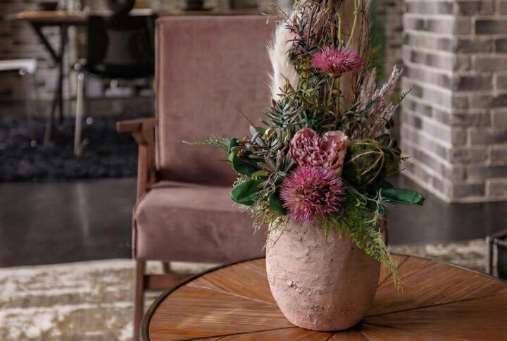 Composizione di fiori artificiali per arredamento Arte Fiore ambientata su tavolino in stile contemporaneo