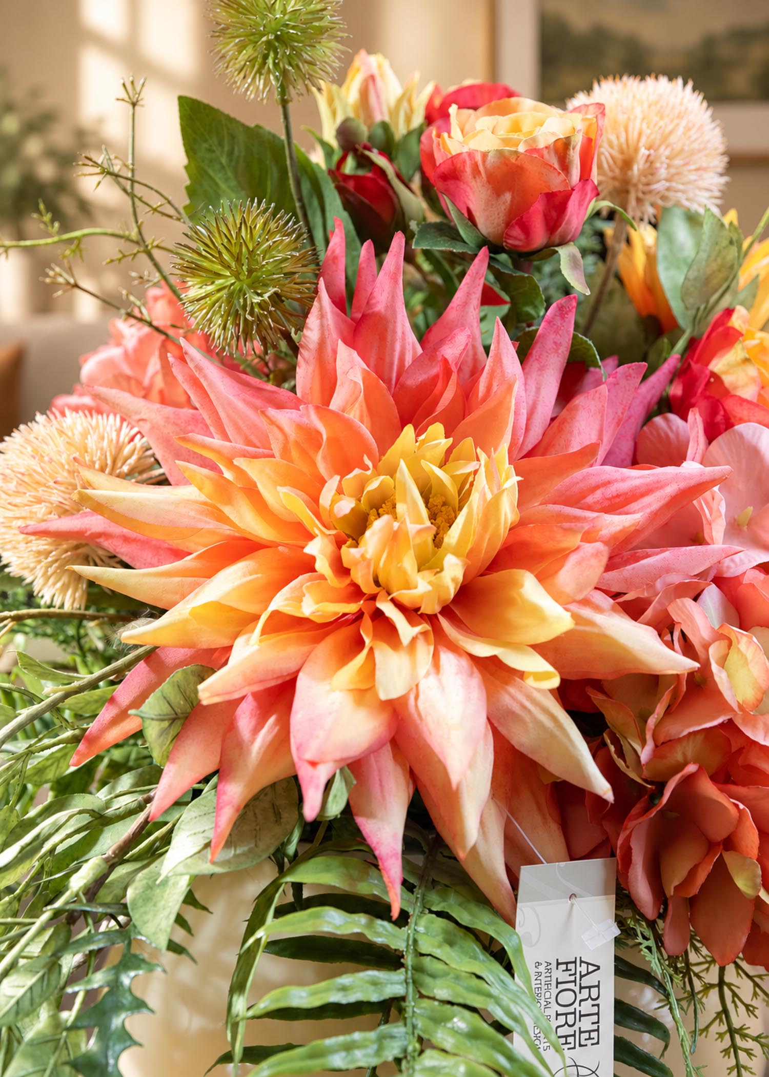 Composizione fiori artificiali arancioni Arte Fiore, vista completa ambientata