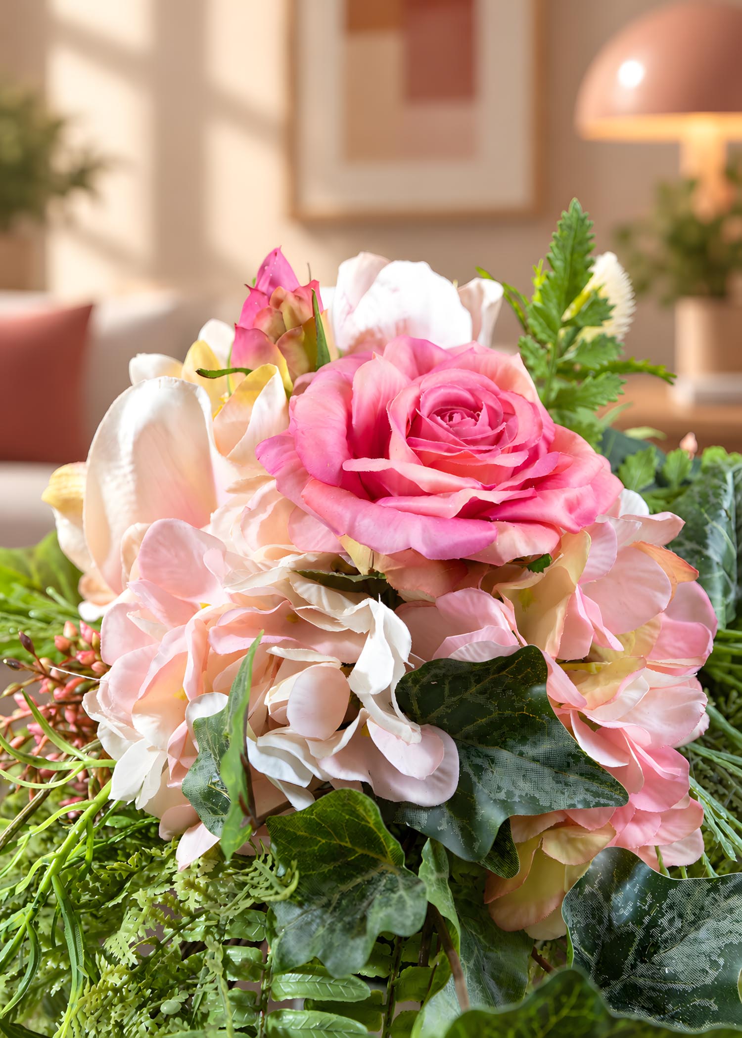 Fiori rosa e avorio con edera variegata, dettaglio Arte Fiore