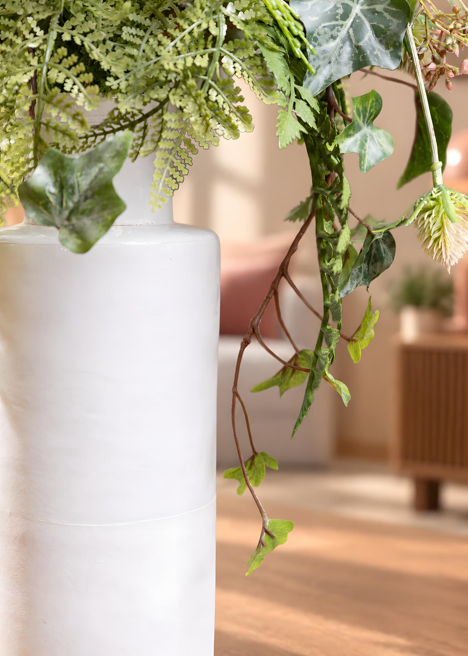 Vaso bianco in ceramica ed edera ricadente, dettaglio Arte Fiore