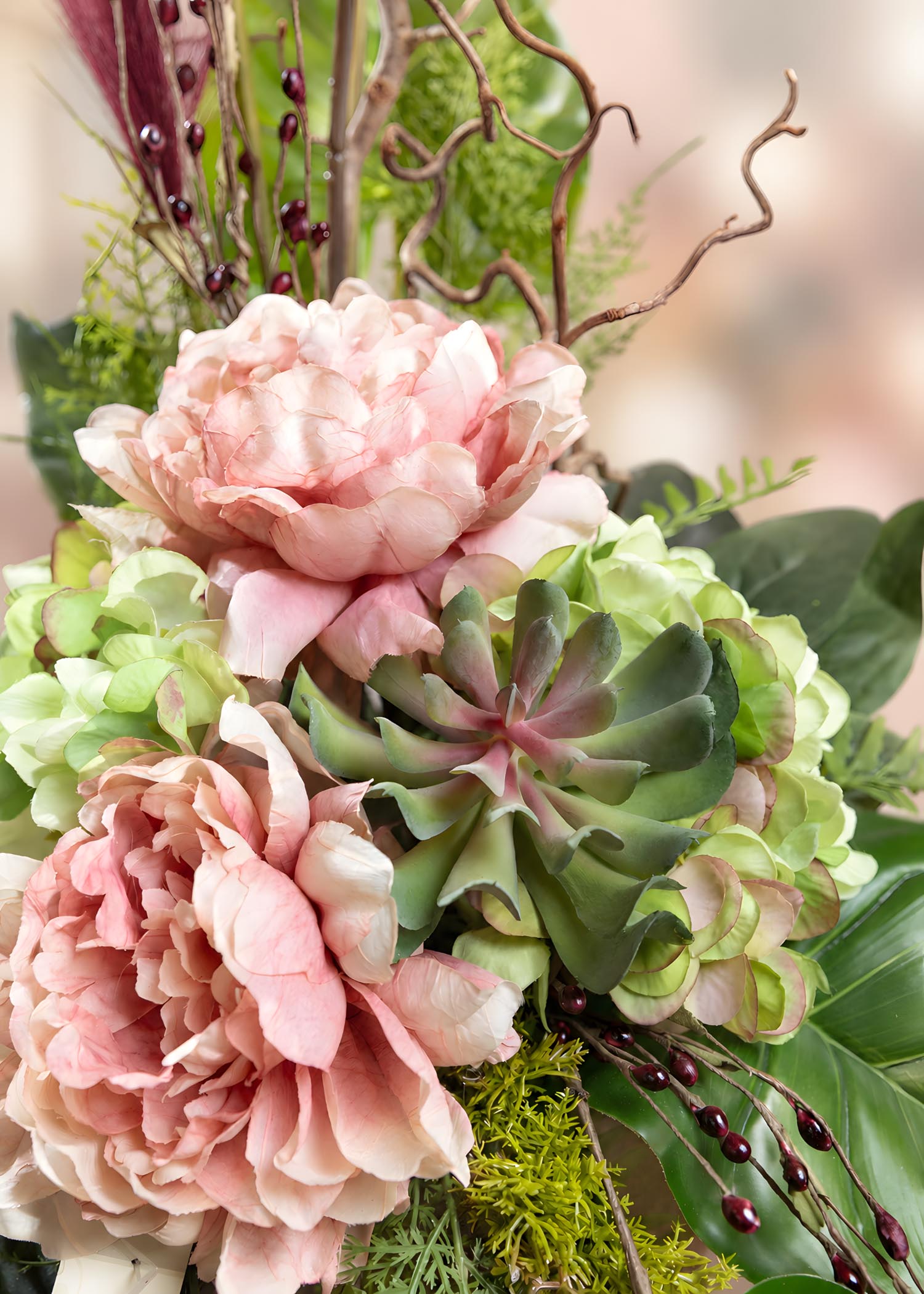 Peonie rosa, ortensie verdi e pianta grassa, dettaglio Arte Fiore