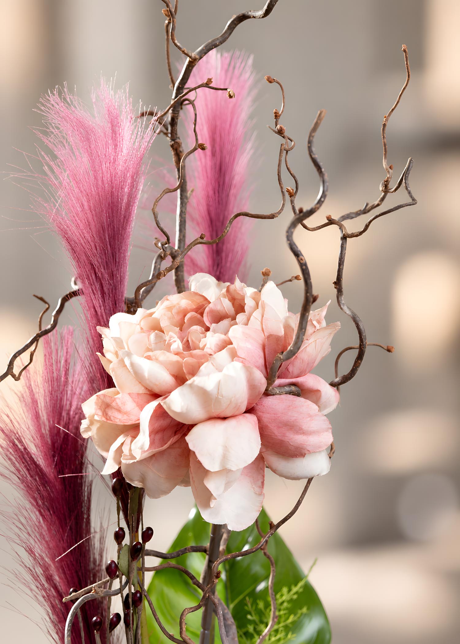 Peonia rosa, pampas e nocciolo contorto, dettaglio Arte Fiore