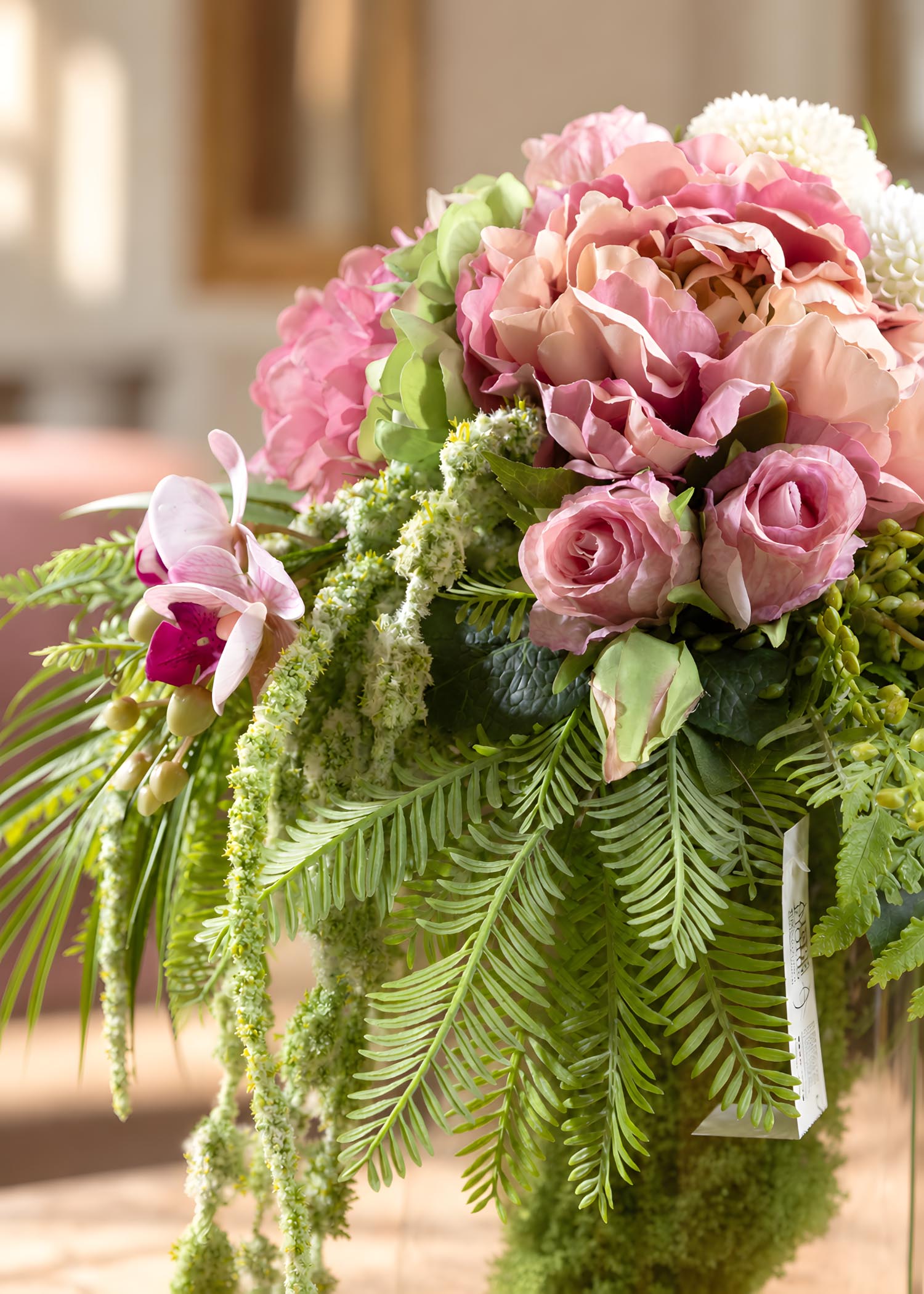 Fiori rosa e fronde ricadenti, dettaglio della composizione Arte Fiore