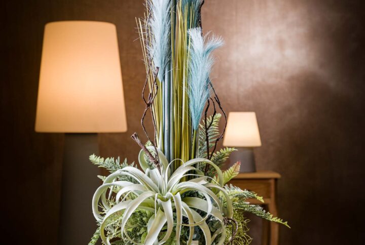Vista frontale della composizione floreale artificiale moderna con fiori di pampas azzurri