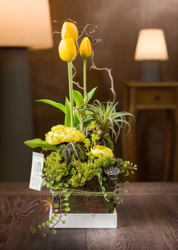 Composizione di tulipani e ranuncoli finti con dettagli in legno bianco