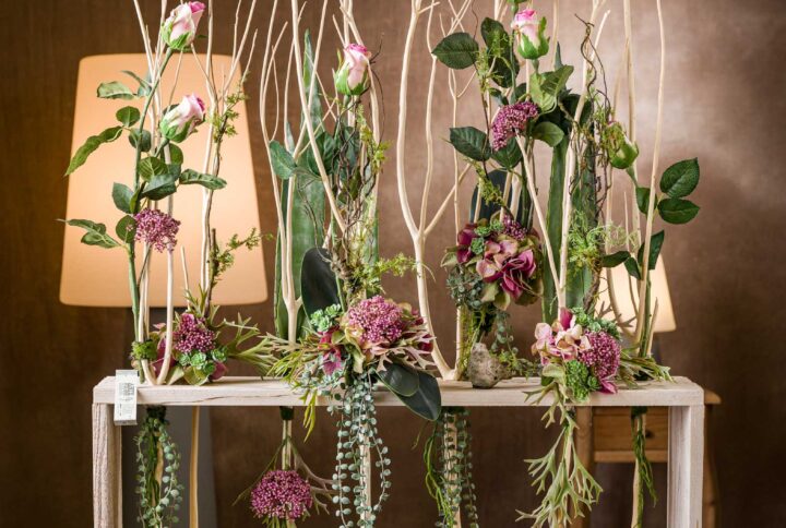 Composizione generale di fiori finti shabby con rami di Mitzumata e peonie fucsia