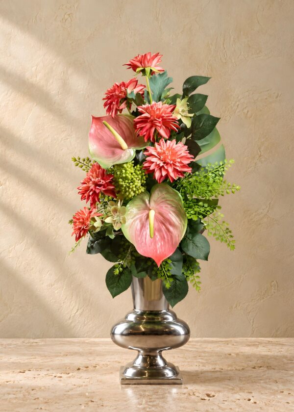 Composizioni floreali invernali per cimitero Arte Fiore con Dalie corallo, Anthurium rosati e fogliame verde, vista frontale