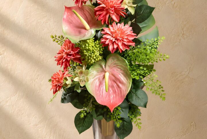 Composizioni floreali invernali per cimitero Arte Fiore con Dalie corallo, Anthurium rosati e fogliame verde, vista frontale