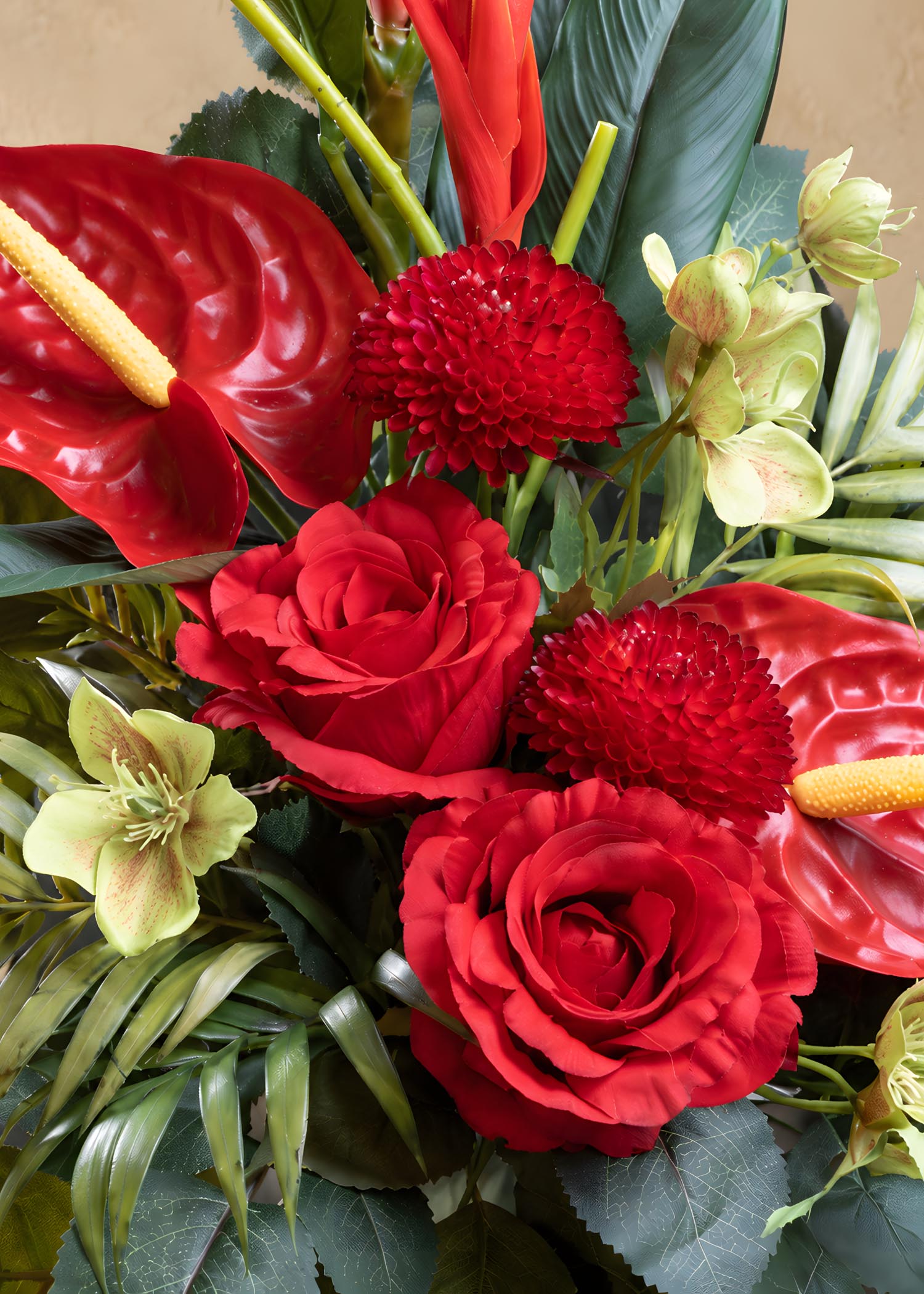 Anthurium e rose rosse, dettaglio del mazzo Arte Fiore