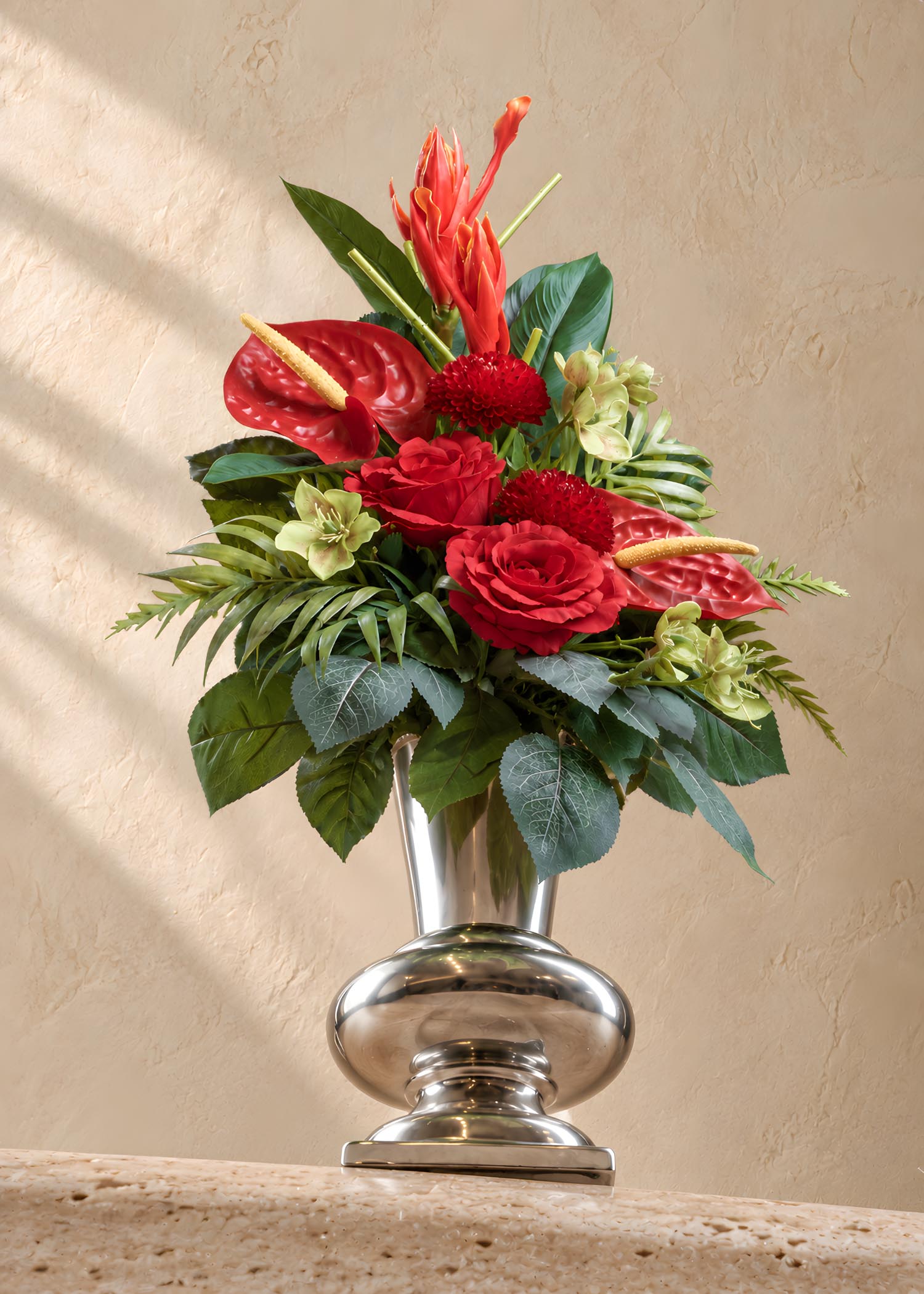 Mazzo artificiale rosso con Anthurium e rose, vista dal basso Arte Fiore