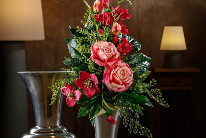Mazzi di fiori finti per cimitero con rose rosa e fiori rossi, in vaso argentato – vista frontale del bouquet elegante e realistico