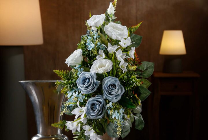 Mazzo di fiori finti per cimitero in bianco e azzurro, design raffinato, assemblato in Italia