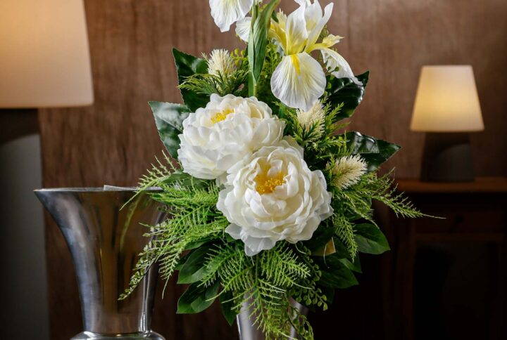 Vista frontale di composizione floreale con peonie bianche e iris – Elegante combinazione floreale