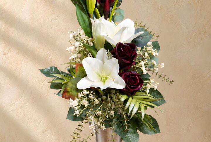 Mazzo fiori artificiali per loculo bordeaux con Lilium bianchi, Rose bordeaux e fogliame verde, vista frontale