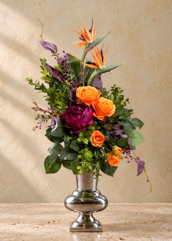 Mazzo rose finte per cimitero con Rose arancio, Peonia viola e due Strelitzie, vista frontale