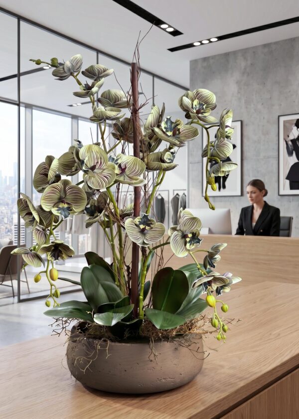 Orchidee finte online in composizione decorativa con vaso basso