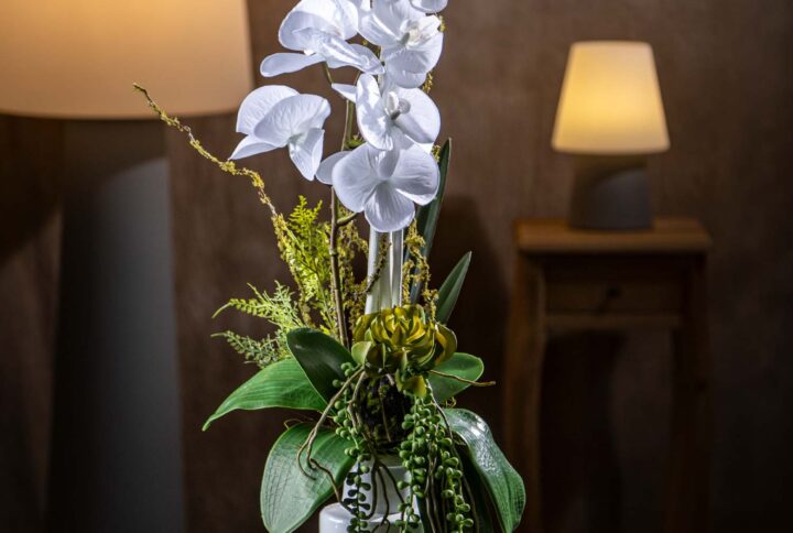 Vista frontale del prodotto - Orchidee Artificiali Alta Qualità in un elegante vaso di ceramica, perfette per aggiungere un tocco di raffinatezza e colore.