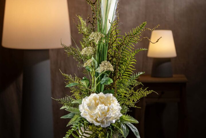 Vista frontale del prodotto - Composizione di fiori artificiali originali con peonie e pampas bianche in vaso di ceramica.