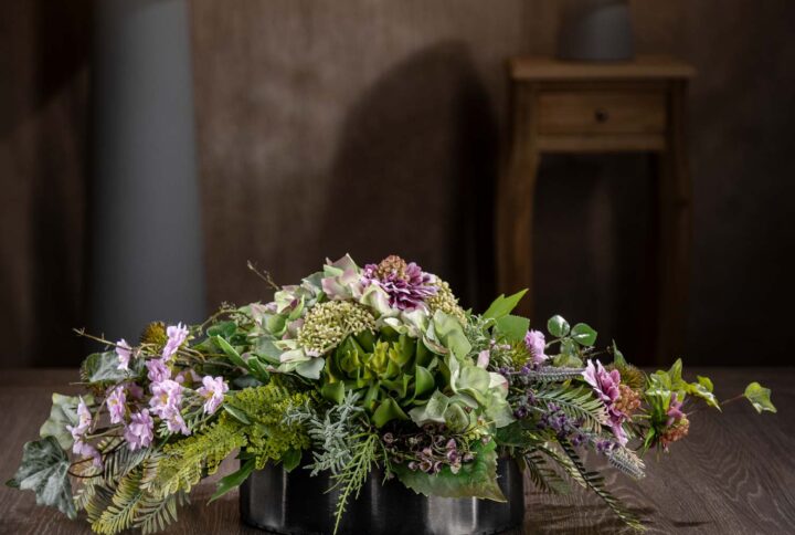 Vista generale del prodotto - Composizione centrotavola fiori finti in vaso di lamiera nera, con fiori realistici di peonie, dalie e piante grasse