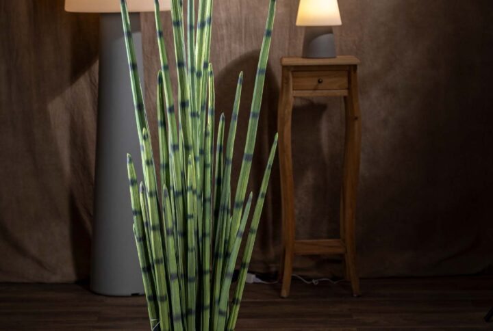 Sanseveria artificiale - Vista frontale - Dettaglio foglie cilindriche verde intenso con striature scure