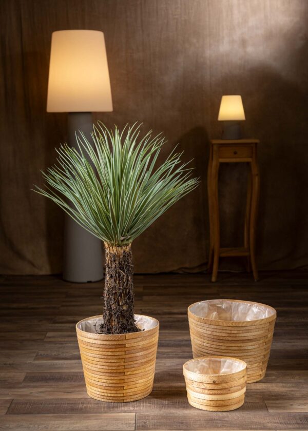 Vista frontale del prodotto - Yucca pianta da interno artificiale con foglie lunghe e realistiche.