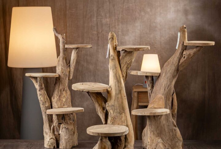 Vista frontale di un tronco di legno decorativo in teak con ripiani di legno naturale, ideale per arredi dal design rustico e moderno.