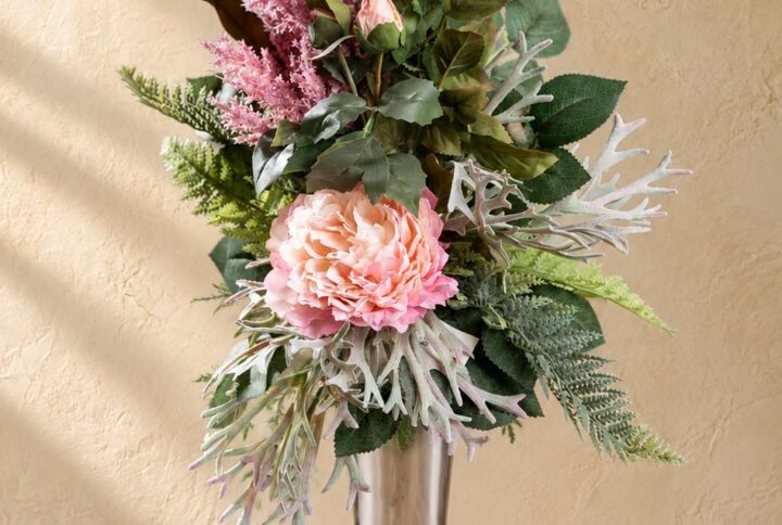 Bouquet fiori finti per cimitero rosa e fucsia visto per intero nel vaso argentato non incluso
