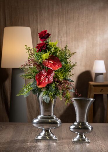 Composizione di fiori finti per cimitero con anthurium e rose rosse, simbolo di amore e passione