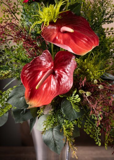 Dettaglio dell'anthurium in composizione floreale per cimitero, simbolo di bellezza solenne