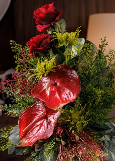 Dettaglio delle foglie di Anthurium nella composizione di fiori finti per cimitero