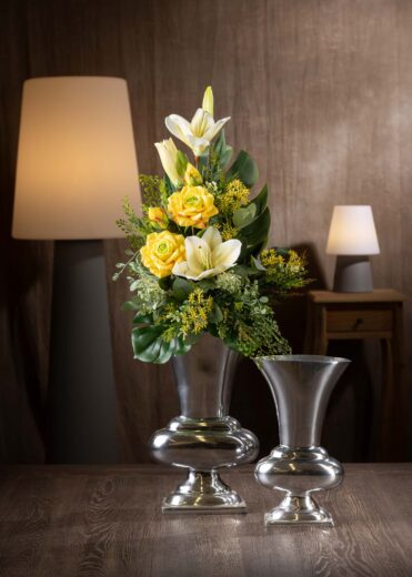 Vista frontale mazzo fiori artificiali cimitero - Composizione colorata e vivace di Rose e Lilium per un omaggio duraturo e sempre vivo.